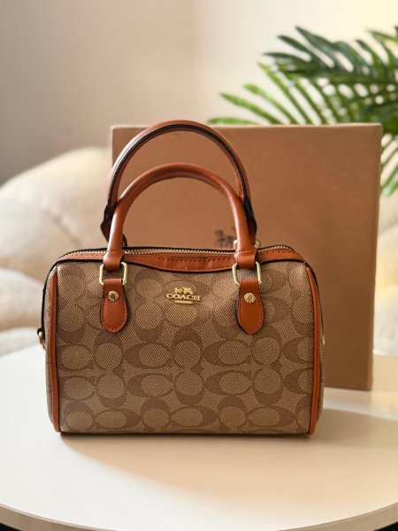 حقيبة كوتش لون عسلي