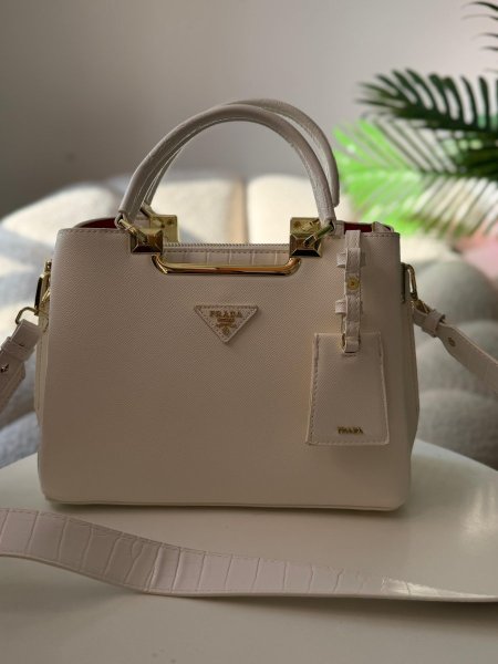 حقيبة برادا لون ابيض  حجم وسط عكبير تقريبا