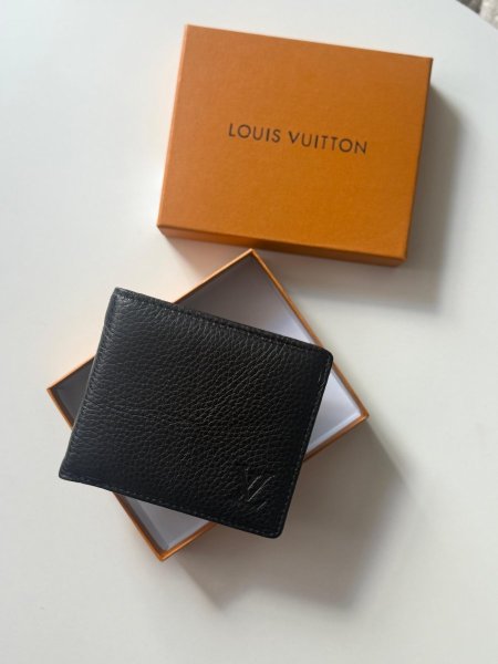 جزدان لويس فيتون رجالي لون اسود  شامل علبة  وسحاب للفراطة وبوسع هوية