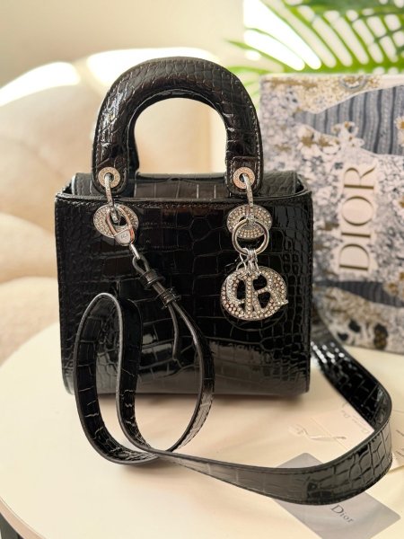 حقيبة ليدي ديور حجم وسط