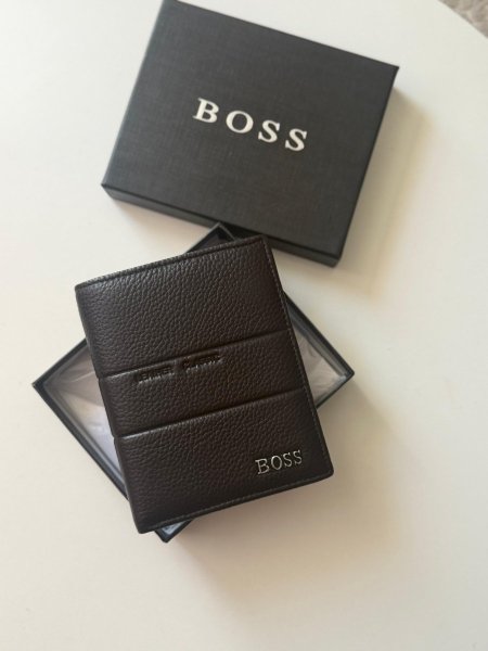 جزدان بوس لون اسود عبني تقريبا محروق  شامل علبة  شامل سحاب للفراطه وبوسع هوية