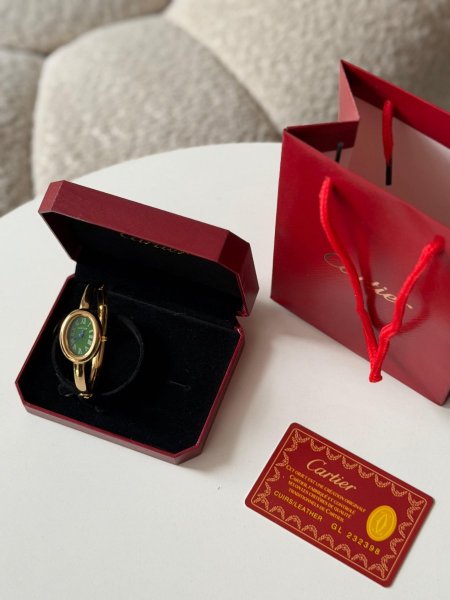 ساعة كارتير  لون ذهبي والارضية اخضر  اللون مكفول ومختومة