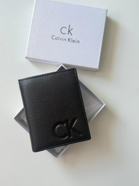 جزدان كالفن كلين لون اسود  شامل علبة  وسحاب للفراطة وبوسع هوية
