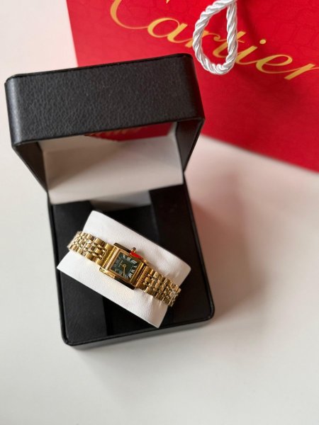 ساعة كاريتر  كارتير ارضية اخضر  الهاردوير ذهبي  اللون مكفول