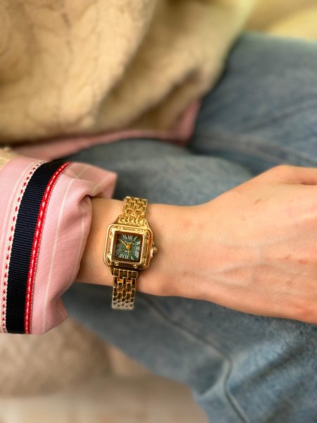 ساعة شبيه كارتير ارضية اخضر الهاردوير مكس بين الذهبي والسلفر   اللون مكفول