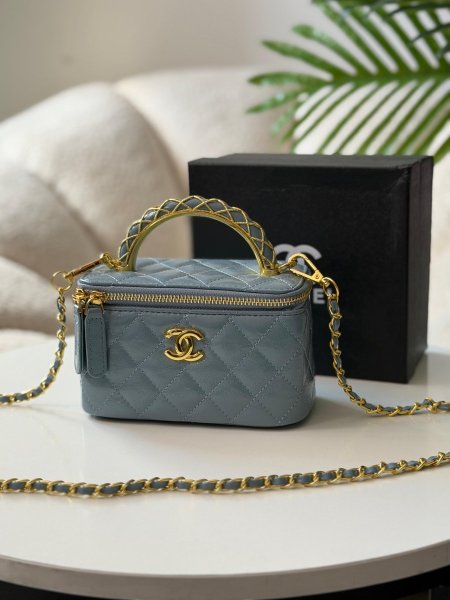 حقيبة شانيل ميني لون ازرق لامع خفيف