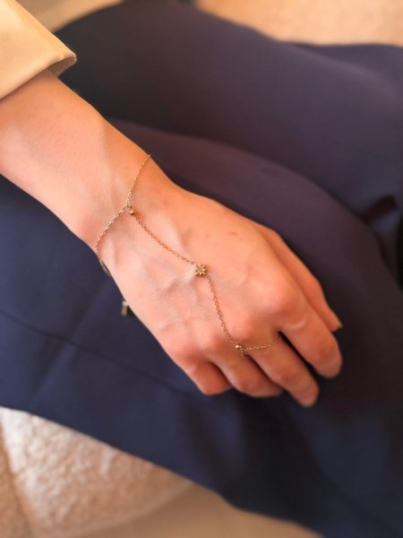 اسوارة الكف لون ذهبي مكفول اللون