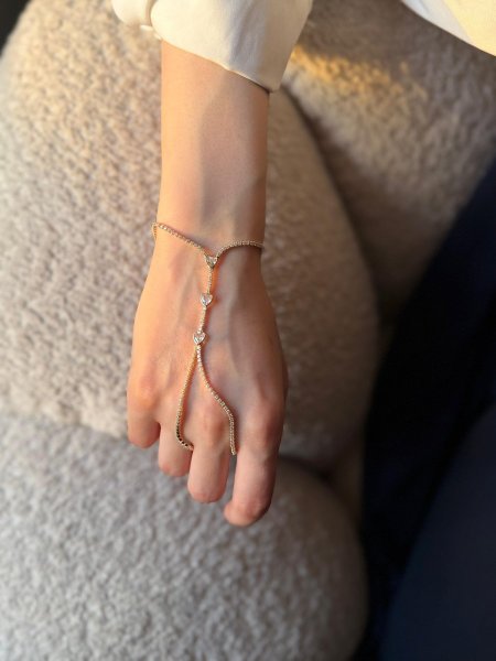 اسوارة الكف لون ذهبي مكفول اللون