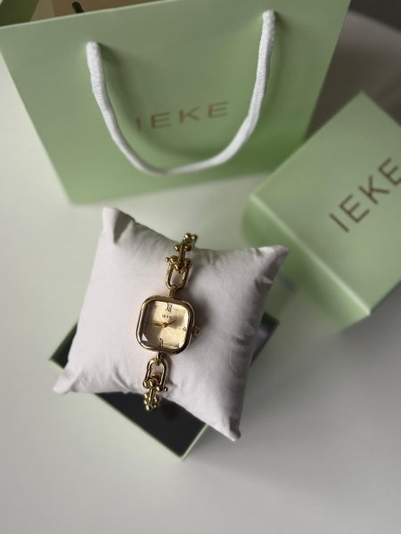 ساعة ايكي تيفاني لون ذهبي  اللون مكفول  السعر ٨٠