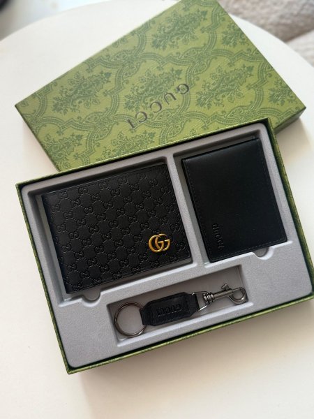 بكج  جوتشي  الرجالي  شامل جزدانين  وميدالية