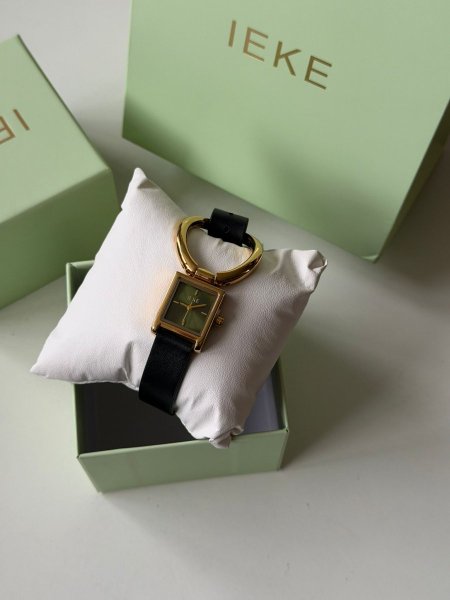 ساعة ايكي جلد اسود ارضية اخضر