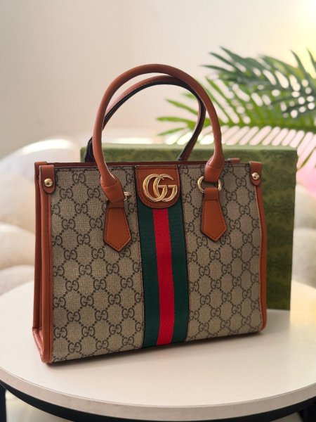 حقيبةً جوتشي حجم وسط عكبير