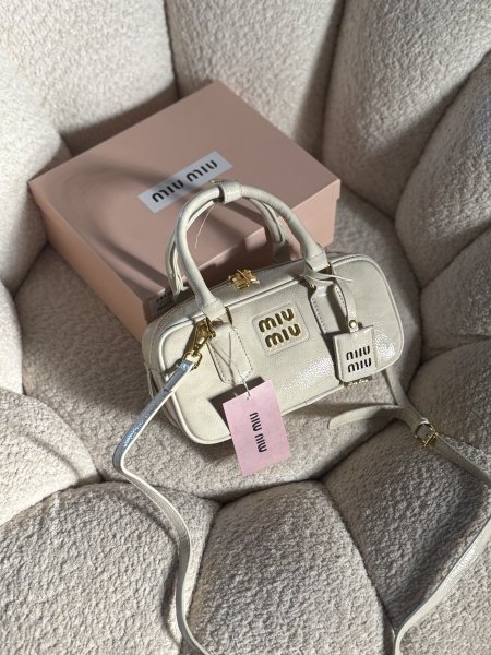 حقيبة ميو ميو لون ابيض كريمي لميع 🙈 <br> <span class='text-color-warm'>بيعت  كلها !</span>