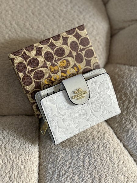 جزدان كوتش لون ابيضّ <br> <span class='text-color-warm'>بيعت  كلها !</span>