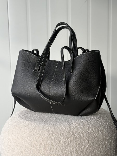 حقيبة بولين لون اسود مختومة