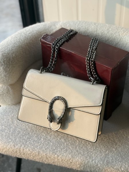 حقيبة جوتشي لون أبيض