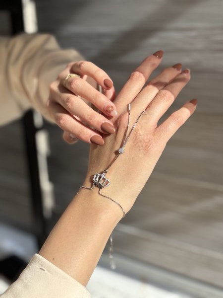 خلخال يد لون فضي مكفول اللون