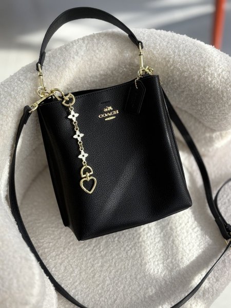 حقيبة كوتش لون اسود