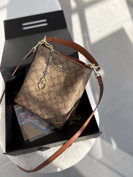 حقيبة كوتش لون عسلي وكاكي <br> <span class='text-color-warm'>بيعت  كلها !</span>