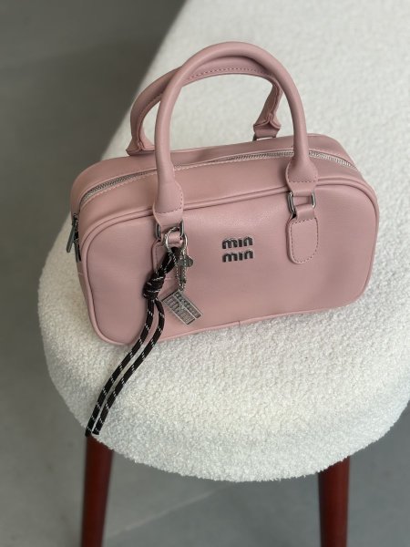 حقيبة ميو ميو من ضمن شنط العروض لون زهر بارد <br> <span class='text-color-warm'>بيعت  كلها !</span>