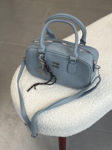 حقيبة ميو ميو لون ازرق بارد <br> <span class='text-color-warm'>بيعت  كلها !</span>